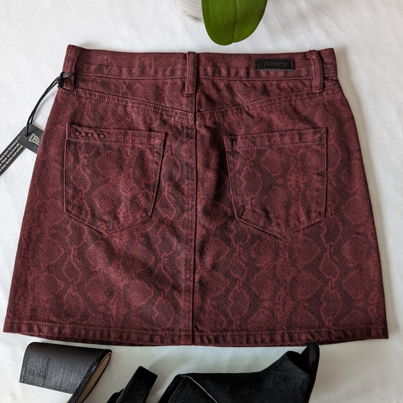 BLANK NYC Denim Snake Print Denim Mini Skirt Size 25 - Picture 3 of 7